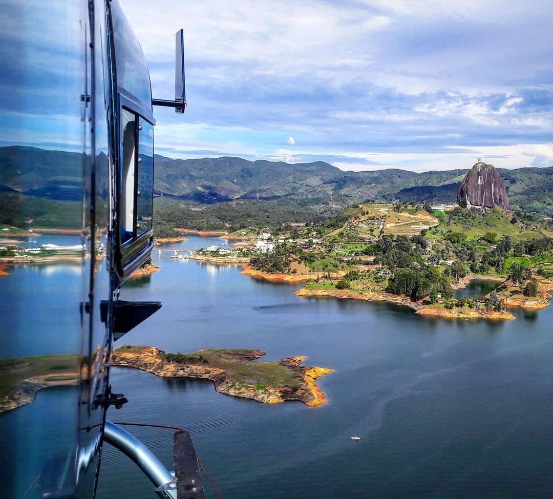 Helicóptero sobrevolando Guatapé