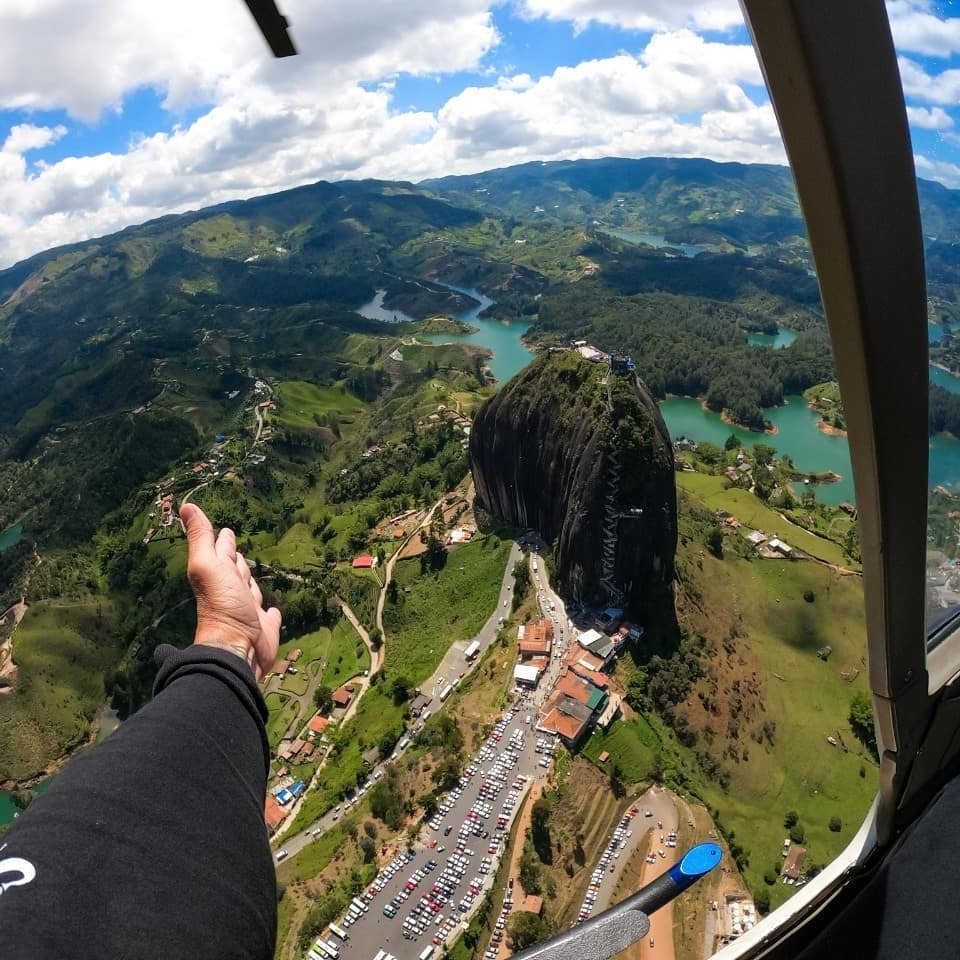 Paisaje de Guatapé durante vuelo en helicóptero