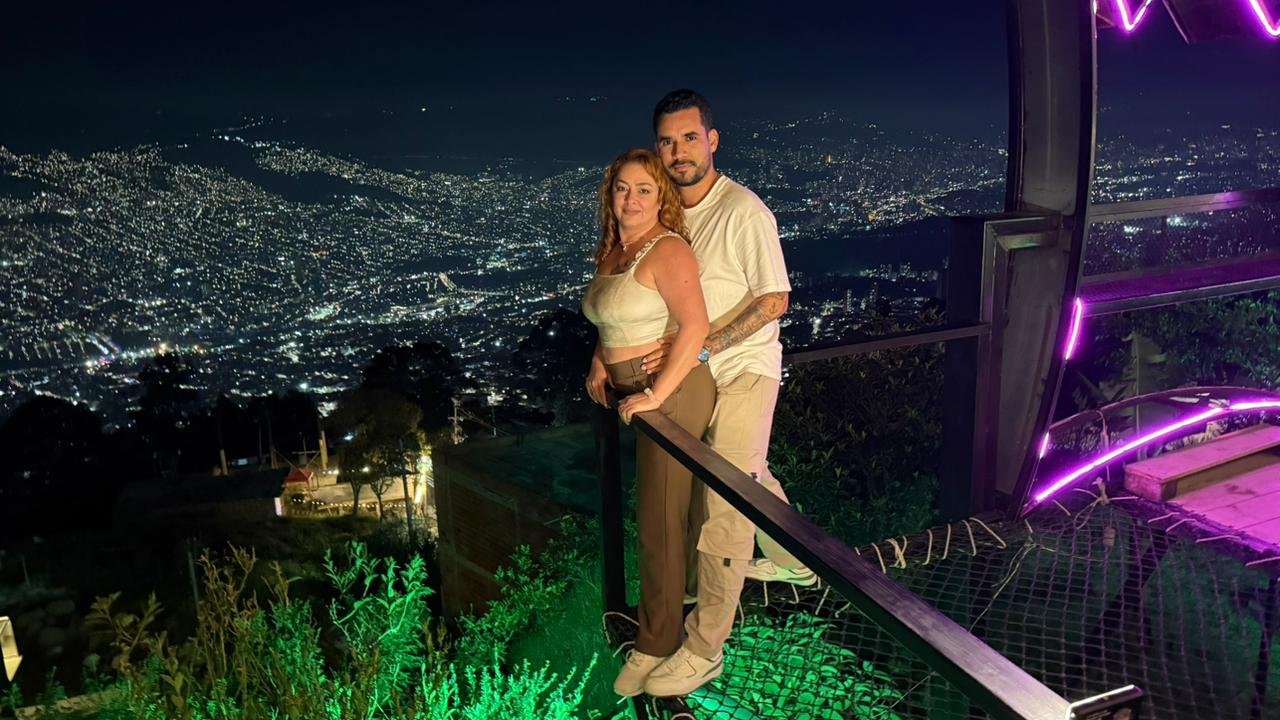 Vista nocturna de Medellín
